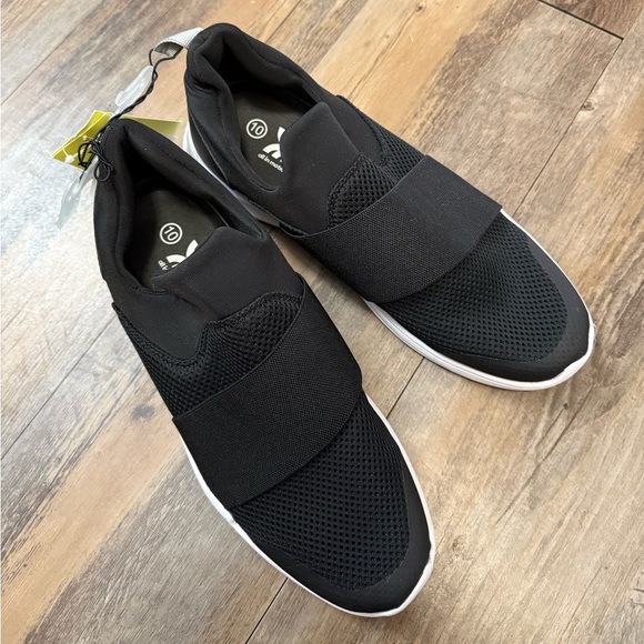 NWT All in Motion Men Basic Black Sneakers - Picture 1 of 3